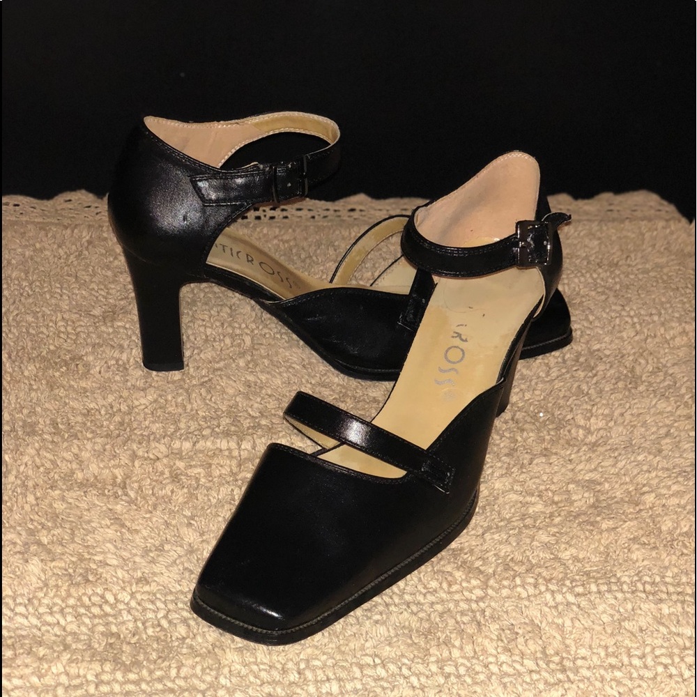 Black pumps